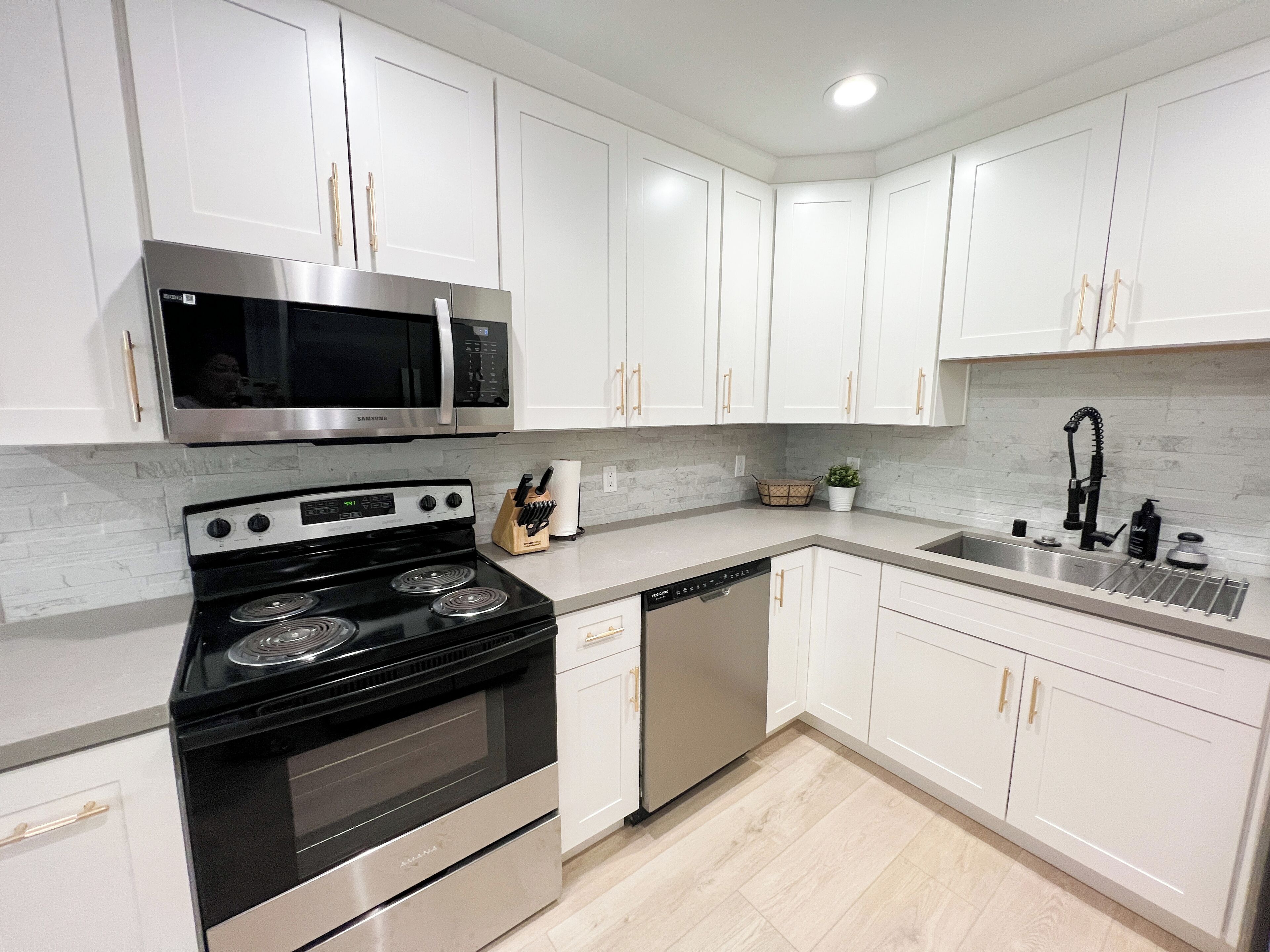 Refrigerador, microondas, horno y parrilla de estufa 