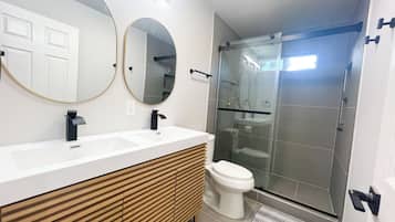 Douche, sèche-cheveux, serviettes fournies, savon