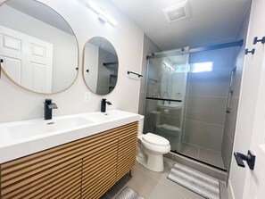 Dusche, Haartrockner, Handtücher, Seife