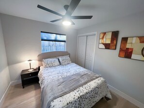 2 bedrooms, in-room safe, desk, iron/ironing board