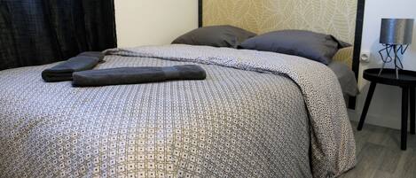 1 dormitorio, tabla de planchar con plancha, wifi y ropa de cama