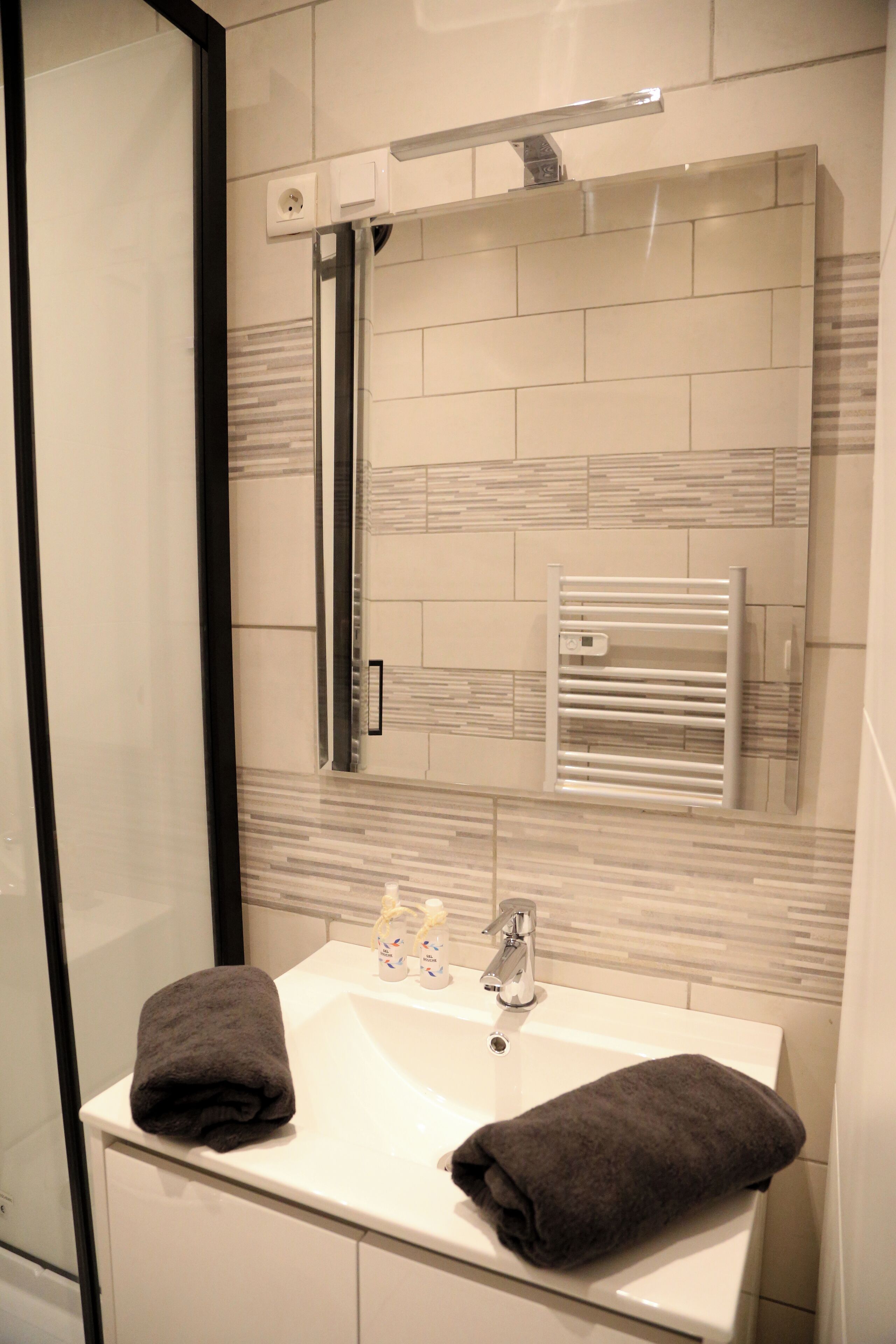 Douche, sèche-cheveux, serviettes fournies, savon