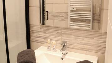 Douche, sèche-cheveux, serviettes fournies, savon