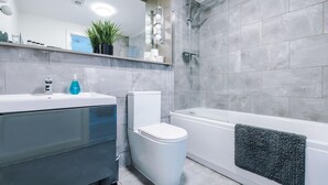Apartment, Multiple Beds | Bathroom - Charming 2-bed Apartment in London (London)