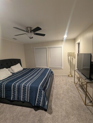 3 bedrooms, iron/ironing board, free WiFi, bed sheets - Brand New! Spacious mobile home! (Hackberry)