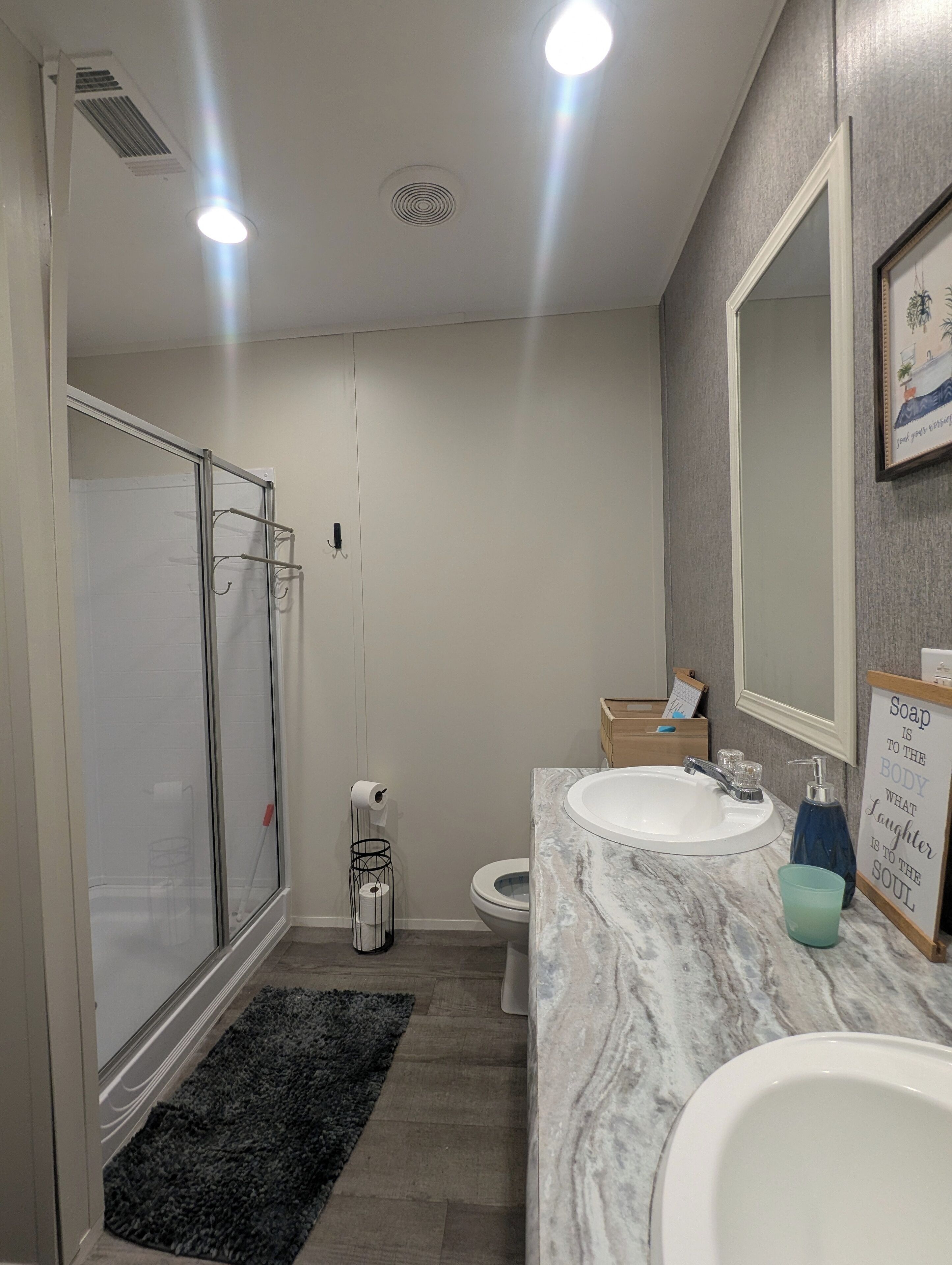 環境にやさしいバスアメニティ、タオル、石鹸、トイレットペーパー