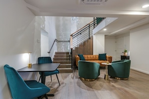 Lobby sitting area - Angoria Hotel (San Angelo)