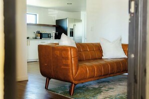 Elite Suite, 1 King Bed, Kitchen, Corner | Living area | 43-inch Smart TV with digital channels, TV, Netflix - Angoria Hotel (San Angelo)