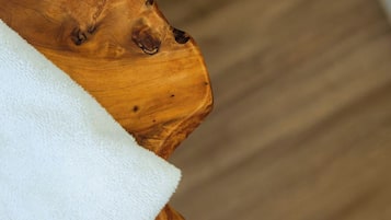 Ein hölzernes Objekt, bedeckt mit einem weißen Stoff.