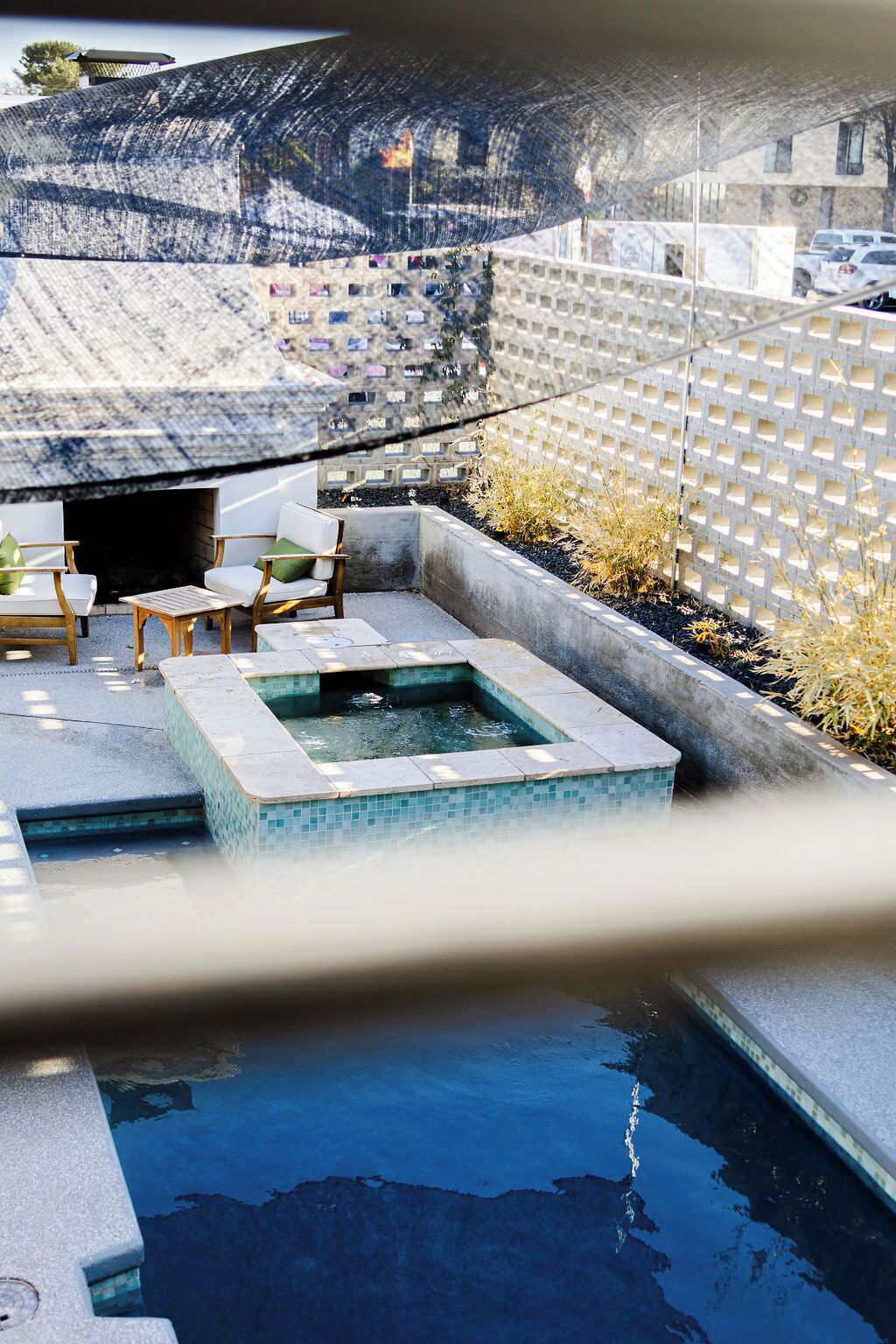 Kolam renang outdoor, dengan cabana gratis