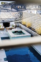 Una piscina al aire libre, camas de piscina gratis