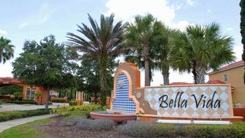 Apartment | 4 bedrooms, in-room safe, soundproofing, Internet