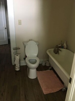 Sèche-cheveux, serviettes fournies, savon, papier toilette