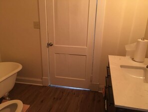 Haartrockner, Handtücher, Seife, Toilettenpapier