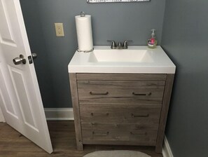 Séchoir à cheveux, serviettes fournies, savon, papier de toilette