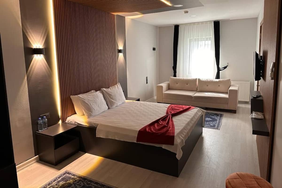 Deluxe Room | 1 bedroom, iron/ironing board, free WiFi