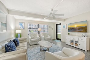 Smart-TV, DVD-spiller, bøker og kontorer