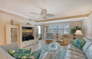 Smart-tv, dvd-spelare, böcker och kontor