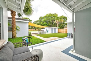 Terrace/patio - Cozy Villa #2, 3 minutes from Downtown & 10 minutes to the Beach (Fort Pierce)