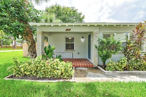 Exterior - Cozy Villa #2, 3 minutes from Downtown & 10 minutes to the Beach (Fort Pierce)