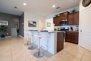 House | 5 bedrooms, desk, soundproofing, Internet - Gorgeous 5 Bd w Pool Jacuzzi Close to Disney 6071 (Davenport)