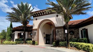 5 bedrooms, desk, soundproofing, Internet