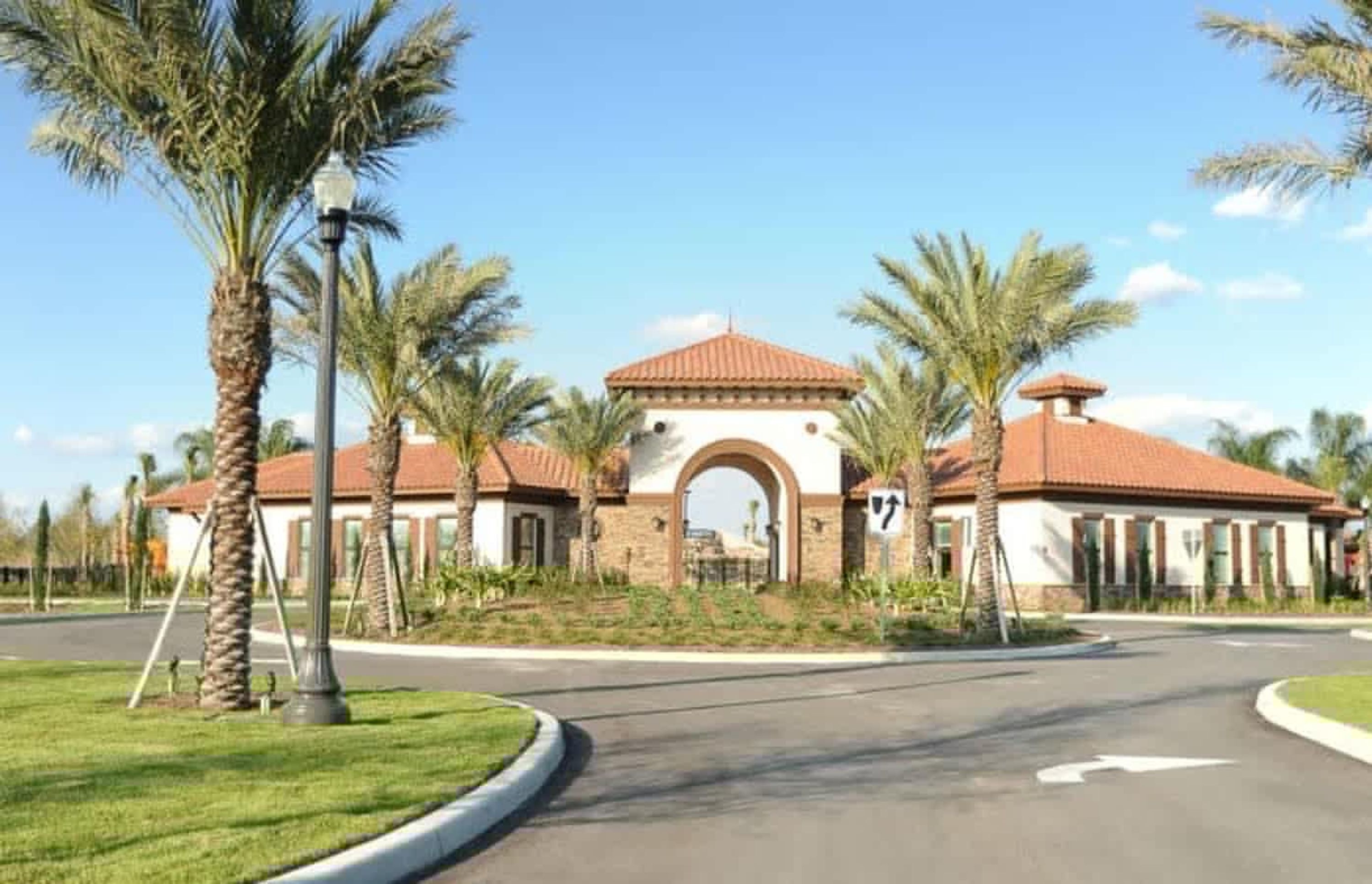 5 عدّة غرف نوم ومكتب وتجهيزات عازلة للصوت وخدمة الإنترنت