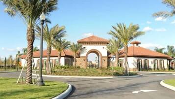 5 bedrooms, desk, soundproofing, Internet