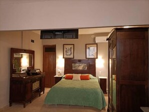 1 bedroom, iron/ironing board, WiFi, bed sheets - Taylor's Port [1] Landing in the Old Town (Montevideo)
