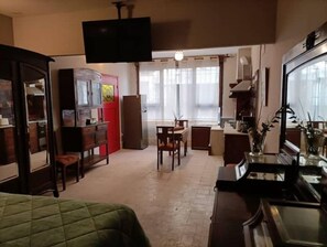 1 habitación, tabla de planchar con plancha, wifi y ropa de cama 