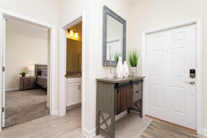 4 bedrooms, soundproofing, Internet - Gorgeous Decor 4 Bd w Pool Close to Disney 4820 (Kissimmee)