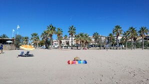 在海灘附近