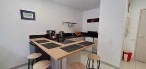 Fridge, microwave, coffee/tea maker, electric kettle - Port-Frejus, Open, 2 rooms, 40m2, air-conditioned, 4 people. large balcony of 12m2, swimming pool, beaches 100m away, parking (Fréjus)