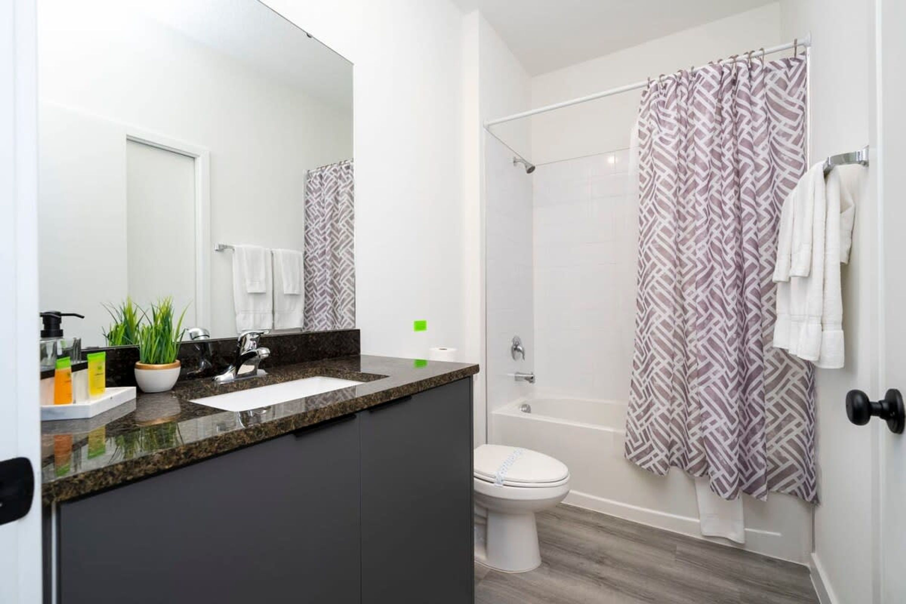 Ein modernes Badezimmer mit Dusche, Toilette und Waschbecken.