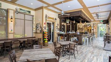 Apartemen | 3 kamar tidur, meja kerja, dan internet