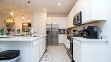 Apartemen | 3 kamar tidur, meja kerja, dan internet