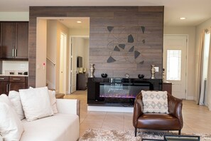 منزل | 5 عدّة غرف نوم وخزنة داخل الغرفة ومكتب وتجهيزات عازلة للصوت