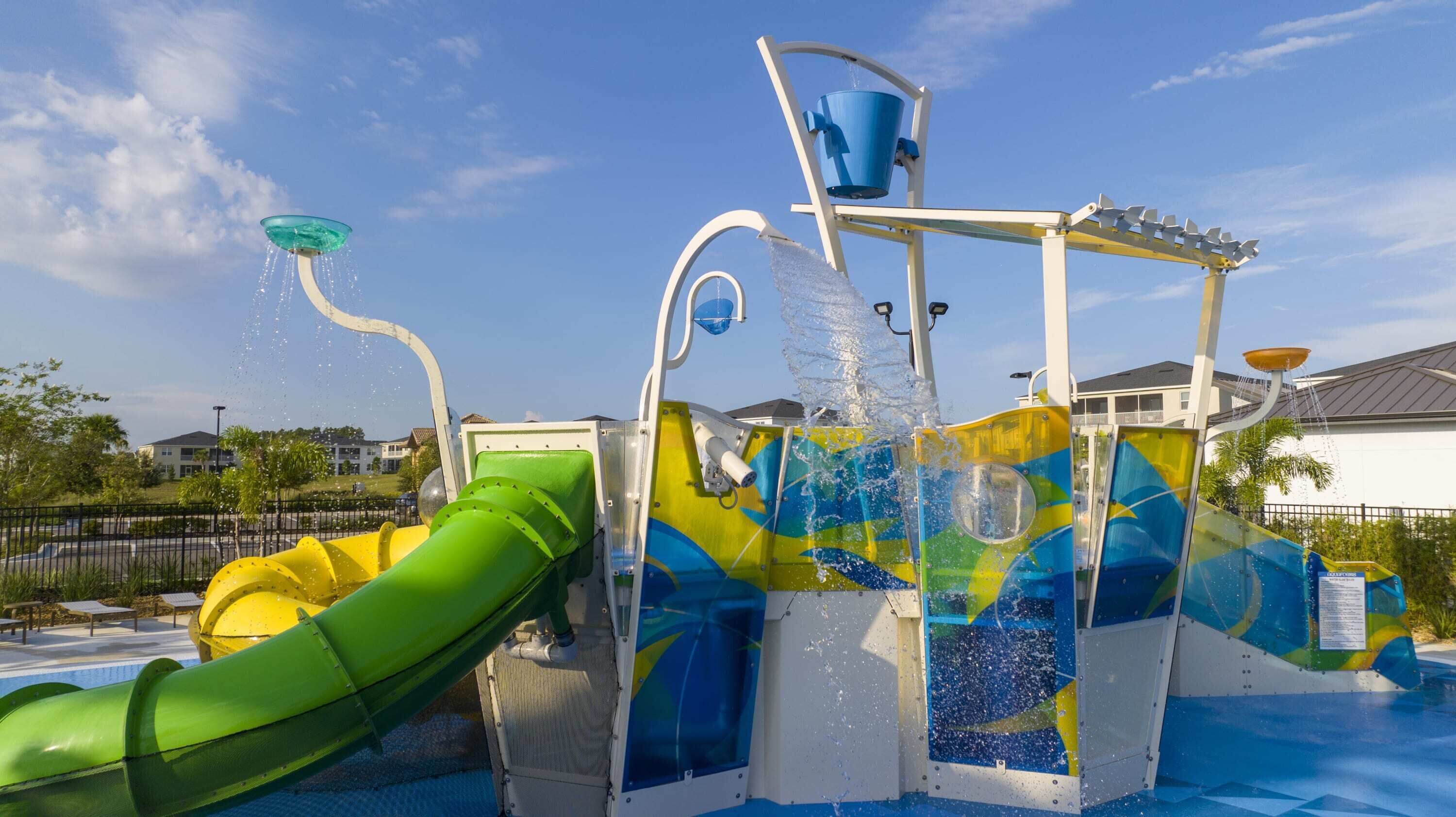 Un área de juegos acuáticos con toboganes y chorros de agua.