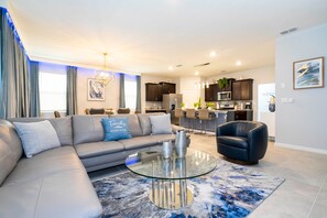 5 bedrooms, desk, Internet