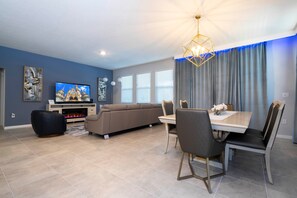 5 bedrooms, desk, Internet