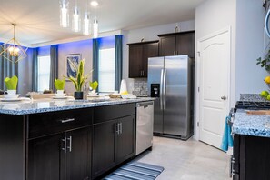 5 bedrooms, desk, Internet