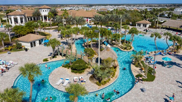 Ein Resort mit mehreren Schwimmbecken, Palmen und Liegebereichen.