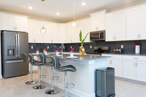 6 bedrooms, desk, soundproofing, Internet - Gorgeous 6 Bd SF Close to Disney w Pool Champions Gate Resort 712 (Kissimmee)