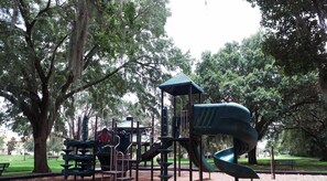 4 bedrooms, desk, soundproofing, Internet