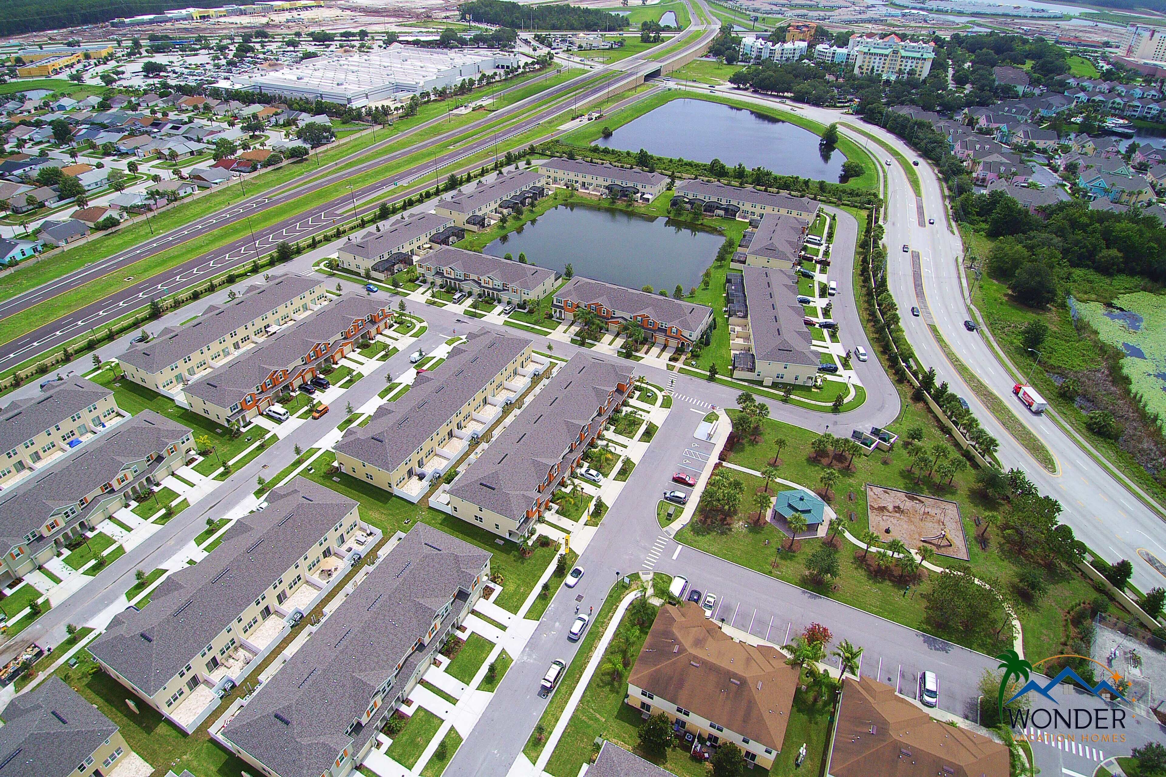 Ein Luftbild eines Wohngebiets mit mehreren Wohnblocks, Straßen und einer großen Wasserfläche.