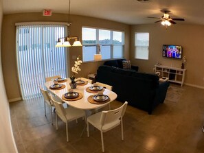 4 bedrooms, desk, soundproofing, Internet