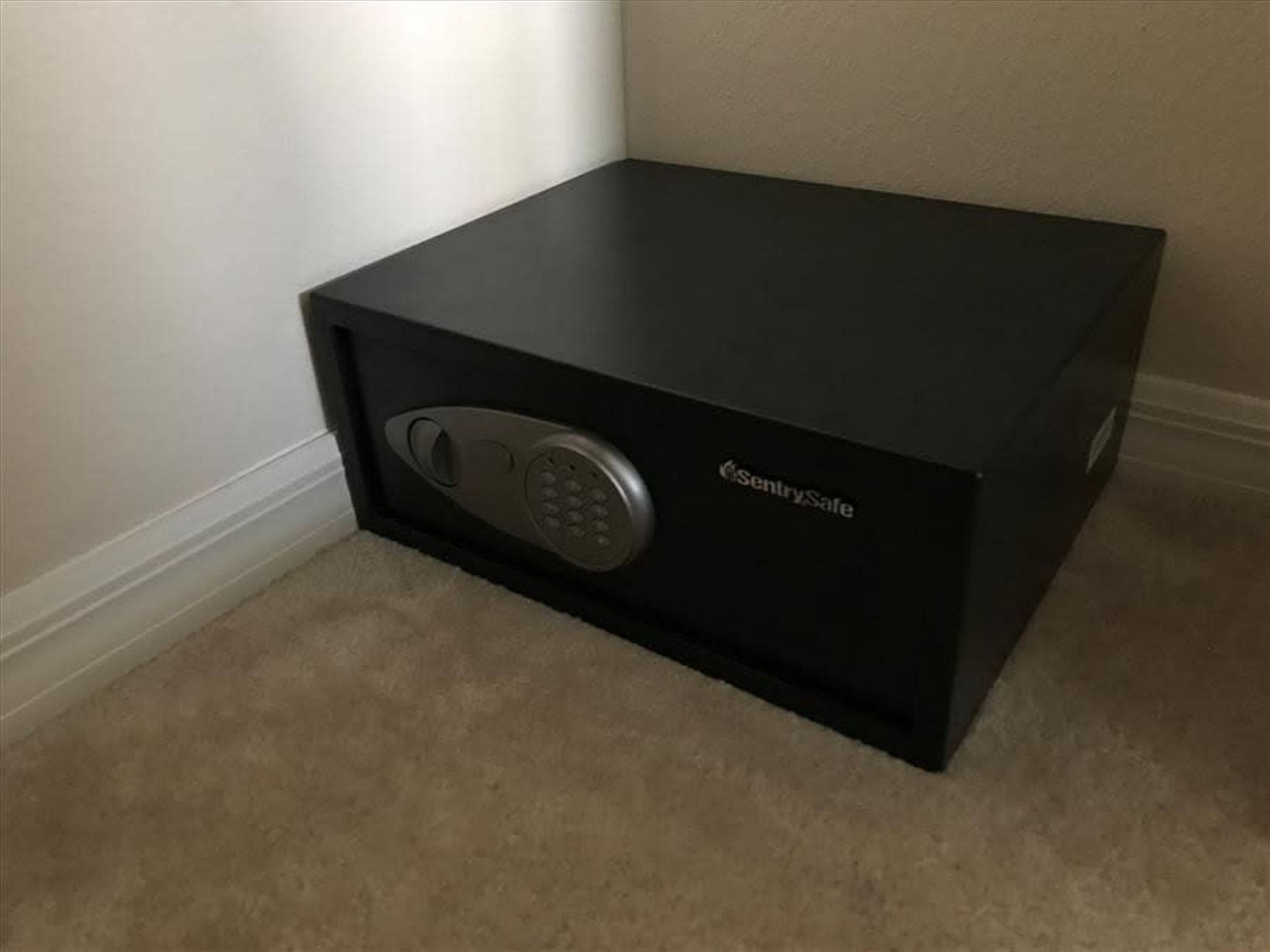 Una caja fuerte negra con cerradura electrónica y el nombre de marca 'SentrySafe' en el lateral.