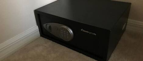 Una caja fuerte negra con cerradura electrónica y el nombre de marca 'SentrySafe' en el lateral.