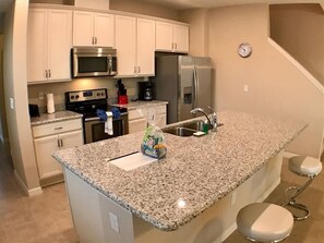 4 bedrooms, desk, soundproofing, Internet - Family Friendly 4 Bedroom Close to Disney in Orlando Area 5126a (Kissimmee)