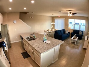 4 bedrooms, desk, soundproofing, Internet - Family Friendly 4 Bedroom Close to Disney in Orlando Area 5126a (Kissimmee)
